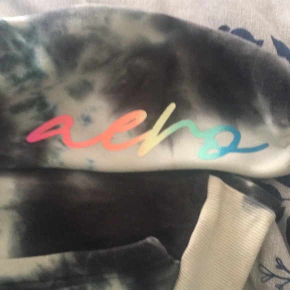 Hoodie with pockets and writing - Picture 3 of 4